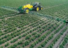 Tažené postřikovače John Deere R740i