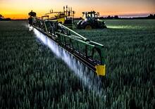 Tažené postřikovače John Deere R944i