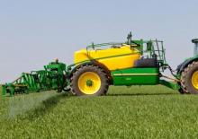 Tažené postřikovače John Deere R962i