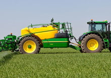Tažené postřikovače John Deere R962i