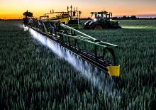 Tažené postřikovače John Deere R975i