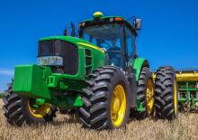 Traktory 4WD John Deere 6135J