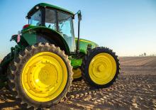 Traktory 4WD John Deere 6140J