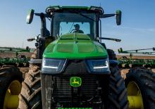 Traktory 4WD John Deere 8R 250