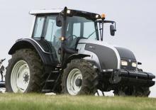 Traktory 4WD Valtra T121