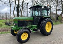 Traktory se zadním náhonem John Deere 2250