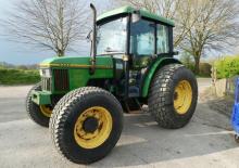 Traktory se zadním náhonem John Deere 5400 N