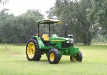 Traktory se zadním náhonem John Deere 5615 V