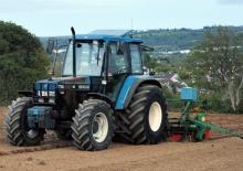 Traktory se zadním náhonem Ford-NH 7740