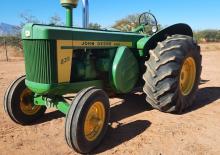 Traktory se zadním náhonem John Deere 820