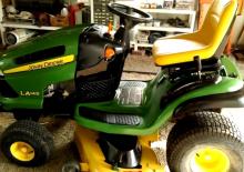Zahradní traktory a ridery John Deere LA145