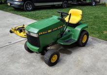 Zahradní traktory a ridery John Deere LX176