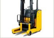 Regalové zakladače s plošinou pro řidiče Komatsu FB 13 RL