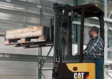 Regalové zakladače s plošinou pro řidiče Caterpillar NSR16N