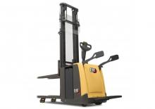 Regalové zakladače s plošinou pro řidiče Caterpillar NSV12P(I)