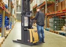 Regalové zakladače s plošinou pro řidiče Caterpillar NSV16P